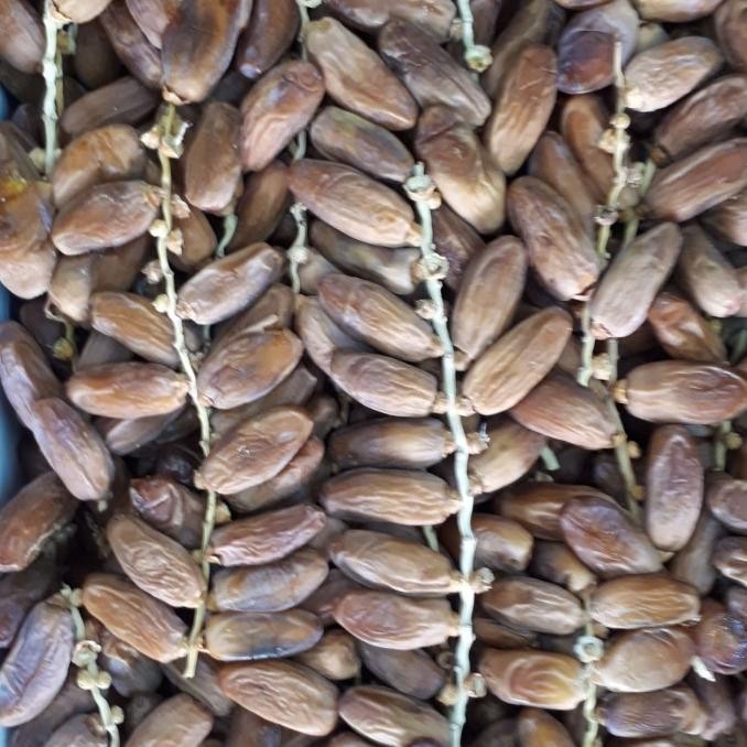 

Baru Kurma Tunisia Tangkai 1Dus ( 5Kg )