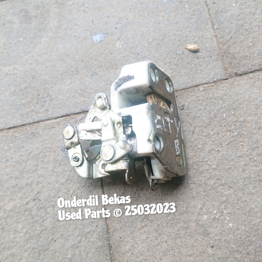 door lock kanan belakang RR honda city z 1997