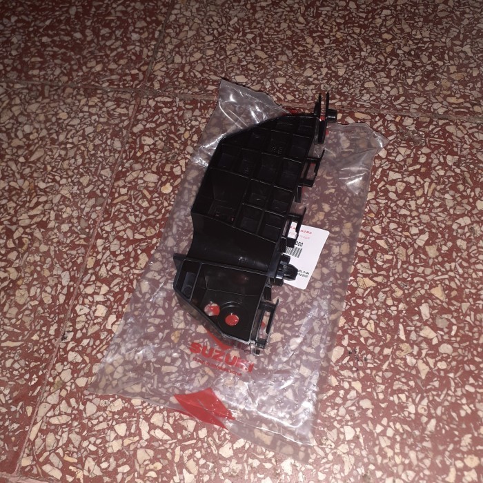 breket bemper depan ertiga