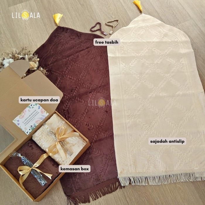 

Hampers Sajadah Kubah Rafavel Couple Midi Embossed Premium Cantik Hadiah Wedding Kado Pernikahan