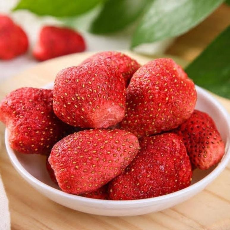 

LAGI VIRAL !!! Strawberry Kering Freeze Dried Utuh Pum Fresh Baru Crispy Sweet Taste / Cemilan Buah Sehat 50gr