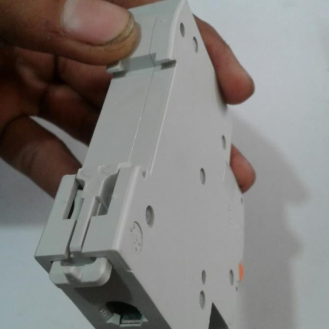 MCB Schneider electric 2A pemutus sirkit MCB Merlin Gerin 2 A