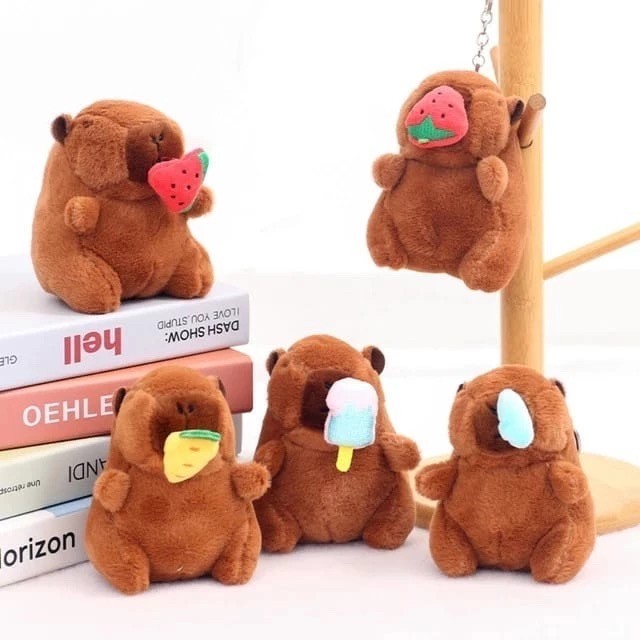 Boneka Capybara Makan Buah Bisa Ditarik Gantungan Tas Kunci Ganci Souvenir Lucu