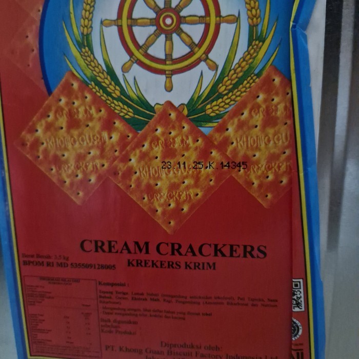 

BISKUIT KHONG GUAN CREAM CRACKERS GABIN TIPIS 1 KALENG ISI 3.5 KG