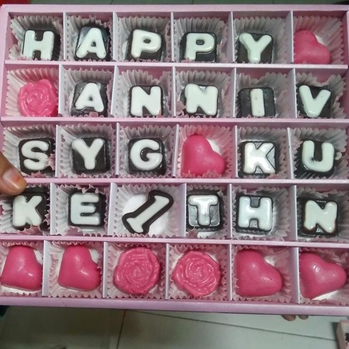

Coklat Valentine 30 (6X5) Sekat Pink / Hadiah Anniv /Ultah/Souvenir