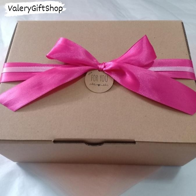 

Hampers Gift Box Hadiah Kado Valentine Pacar Anniversary Bunga Cokelat