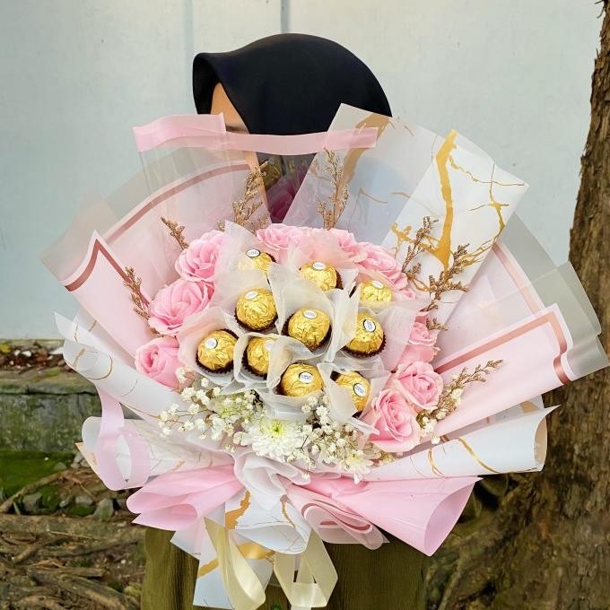 

Buket Coklat Valentine / Mawar, Aster, Baby Breath / Coklat Ferero