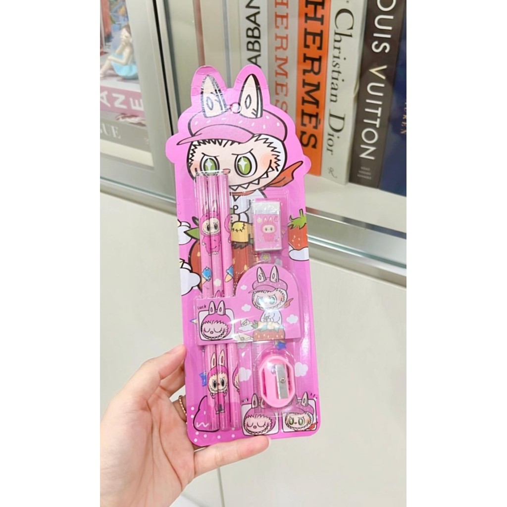 

Super Promo! Pensil Labubu Set Alat Tulis Labubu Souvenir anak / Paket Souvenir ulang tahun pensil Labubu Sale