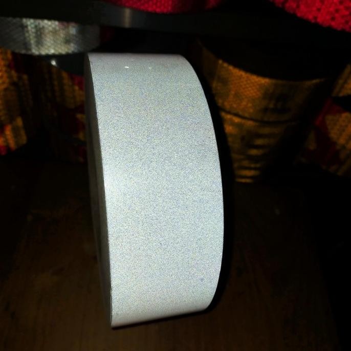 

REFLEKTIF SCOTLITE STIKER PUTIH 5CMX45M LAKBAN NYALAH KENA SINAR LAMPU ASLI