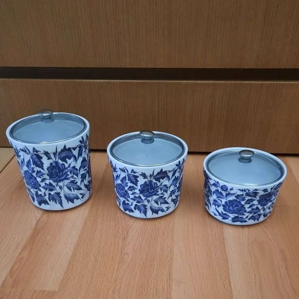 

STOK TERBATAS Toples Keramik bumbu set isi 3, tutup kaca, d=10,5cm, t= 7,9,11cm