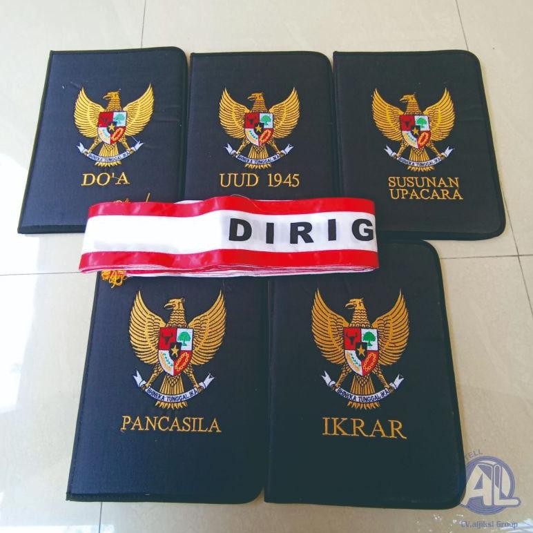 

ANGELO MAP UPACARA 1 SET ISI 5 MAP BORDIR DAN 10 SEMPANG UPACARA