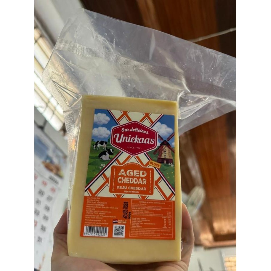 

Aged Cheddar Cheese Uniekaas / Keju Cheddar Tua Uniekaas - 1 Kg