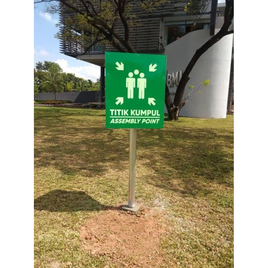 RAMBU TITIK KUMPUL PLAT AKRILIK DENGAN TIANG SIGN EVAKUASI 3 SISI