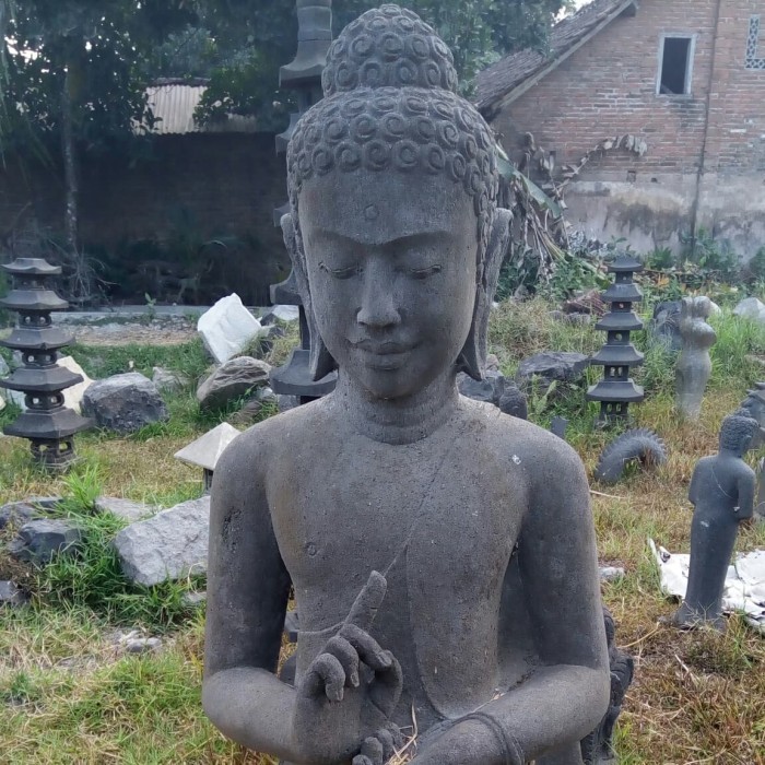 Sani - Patung Batu Budha Berdiri