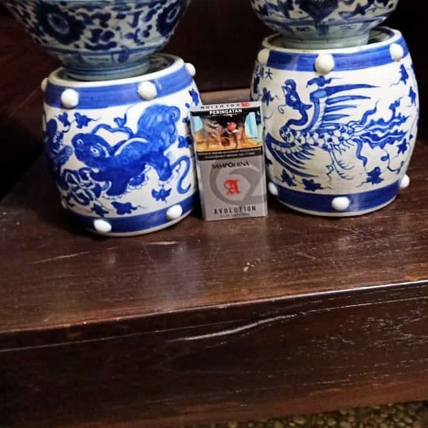 DUDUKAN GUCI CHINA KERAMIK SEPASANG ANTIK