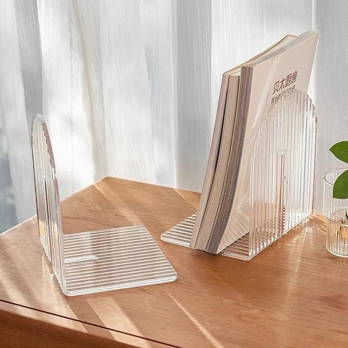 

SANDARAN PENAHAN BUKU BERDIRI AKRILIK TRANSPRAN AESTHETIC / ACRYLIC BOOK STAND DISPLAY BOOKSTAND 2410T