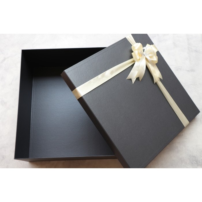 

Gift Box Besar Jumbo Panjang 50Cm Lebar 50Cm Tinggi 20Cm Hardbox Terbaru