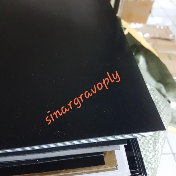 

TERMURAH - gravoply hitam teks putih bahan gravir nametag 120x60cm tebal 1.5ml