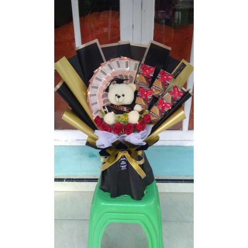 BUKET BONEKA WISUDA CUSTOM SELEMPANG NAMA / BUKET BONEKA DAN 10 LEMBAR UANG / BUKET HADIAH GRADUATIO