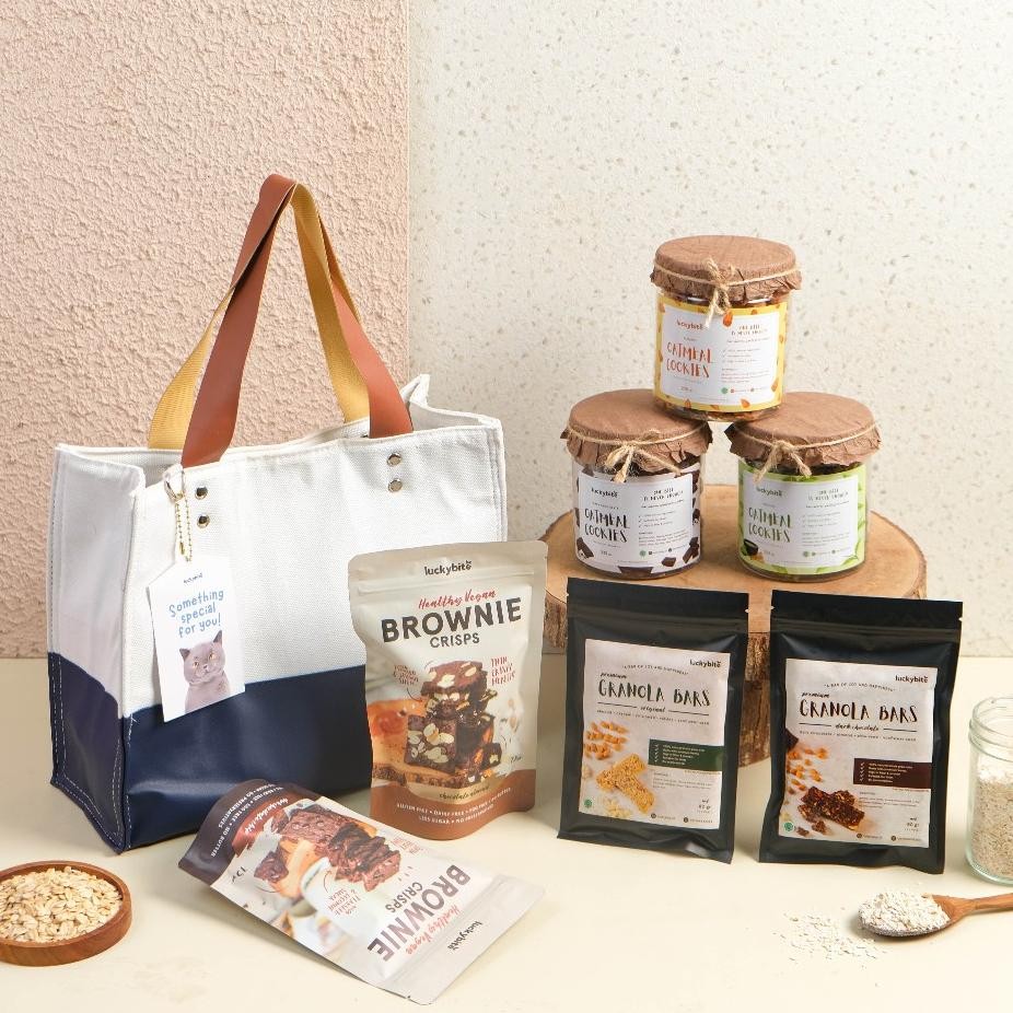 

Hampers / Parcel / Kado - Premium Canvas Bag / Tas Canvas - Oatmeal Cookies + Brownie Crisps + Granola Bar + Free Greeting Card + Box + Bubble Wrap | Luckybite