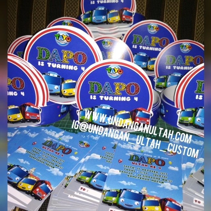 Undangan ultah dan topi tema Tayo