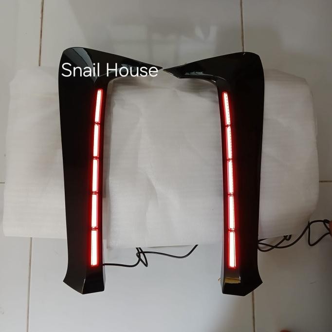 Aksesoris Lampu Kaca Belakang Bagasi Innova Zenix