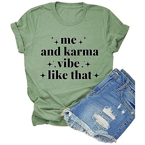 Kaos Desain Huruf Wanita HONTOUTE Kaos Grafis Saya dan Karma Getaran Seperti Itu Blus Atasan Longgar