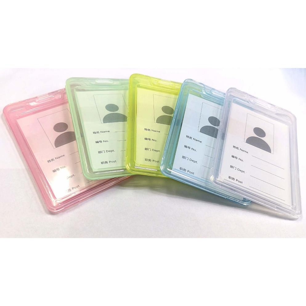 

Tempat ID Transparan Warna Vertikal/Kotak ID/Kotak ID (C - 113) 54x85mm Direkomendasikan untuk digunakan oleh staf kantor siswa sekolah