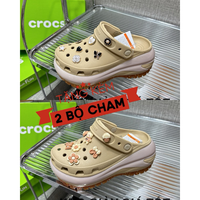 Crocs Band Mega Crush COKELAT dengan sol dalam 8 cm dan dilengkapi dengan 2 set cup acak yang berbed