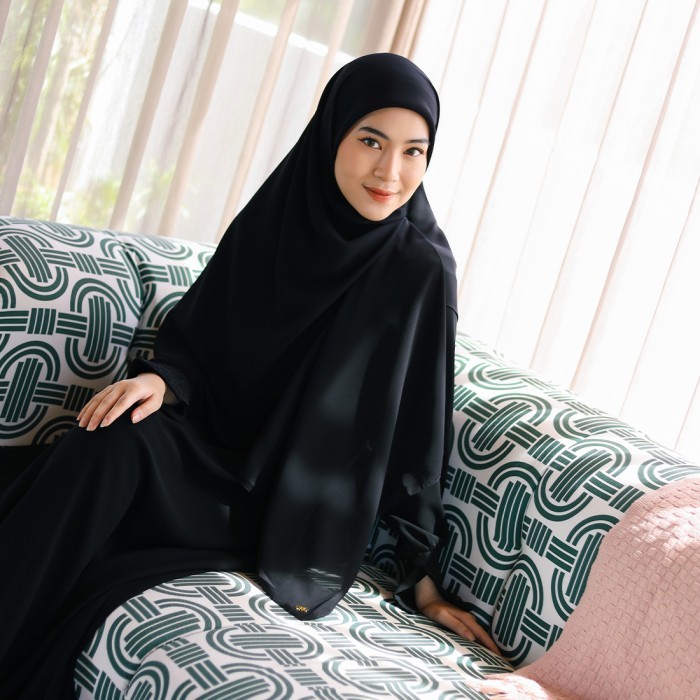 Umama Scarf - Kerudung Polos Jilbab Segi Empat Hijab Daily Black Series Khusus Warna Hitam #Original