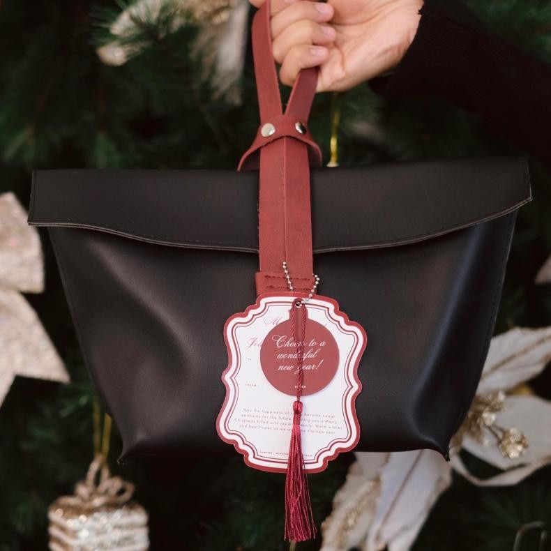 

Kjh Grace | Hampers Tas Leather | Hampers Natal| Hampers Custom | Hampers Rumda | Godie Bag