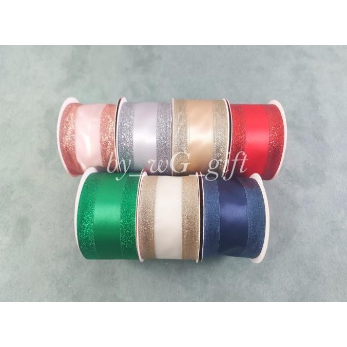 

Pita Satin Pinggir Glitter ; Mix Colours ; Lebar 6.3 Cm ; Panjang 10 Yard ; 1 Pack = 1 Piece