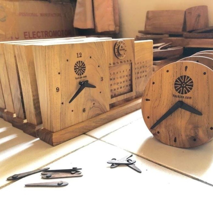 

Souvenir Jam Meja Kalender Abadi Kayu Jati Murah Berkualitas