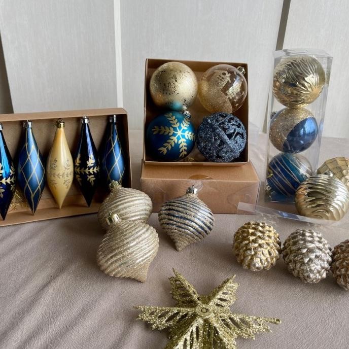 

BLUE- CHRISTMAS BALLS & ORNAMENT BLUE GOLD / HIASAN POHON NATAL