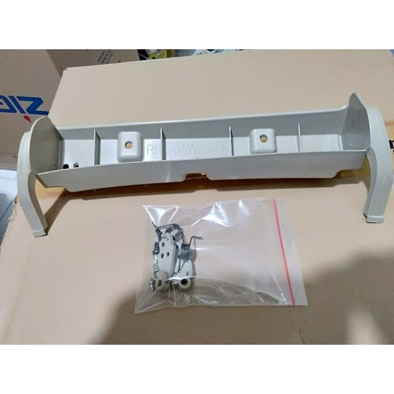 Breket Tutup Laci Innova 2004/ 2005 Original