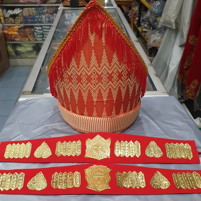 Sepasang sortali adat batak dewasa