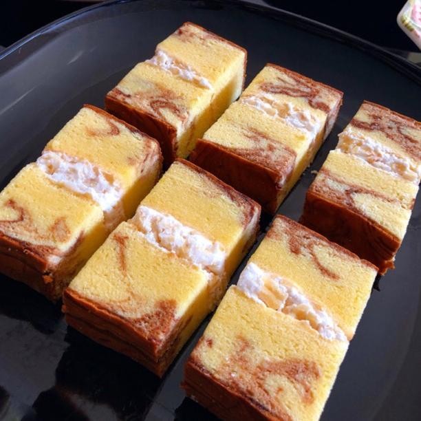 

Kue lapis surabaya Cheese Marble isian cream dan cheese parut 100% HALAL