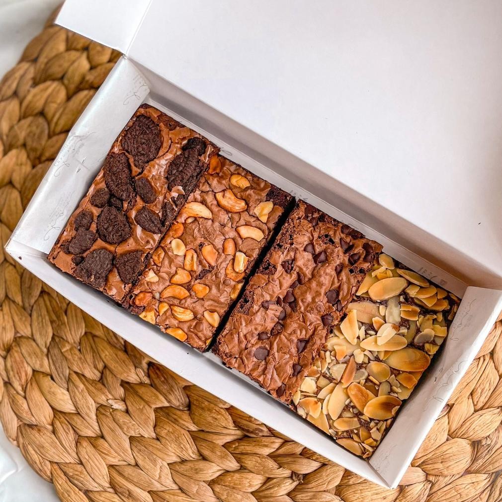 

Brownies Fudgy Dark Chocolate Chan Patisserie Size 20x10cm | Hampers Imlek | Chinese New Year