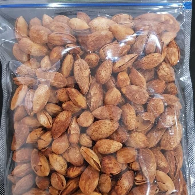 

Kacang Almond 1kg Roasted Creamy milk (exp 2025)Almond Roasted GRADE A PREMIUM / Almond Panggang.