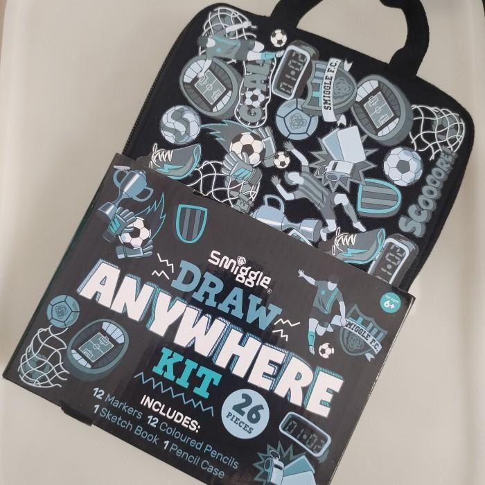 

Original Smiggle Kl - Draw Anywhere Kit 26 Pieces Black Blue Soccer - Tas Buku Spidol Gambar Set Anak Cowok Bola