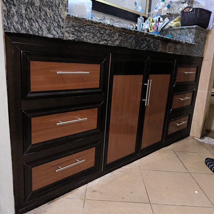 

TERLARIS! Custom pintu & laci wastafel material rangka aluminium coklat+acp Maple wood jl. seha kby