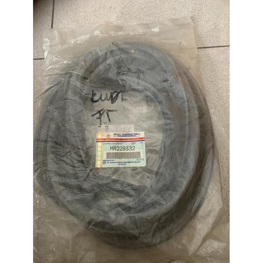 Karet pintu balon depan kanan MITSUBISHI KUDA