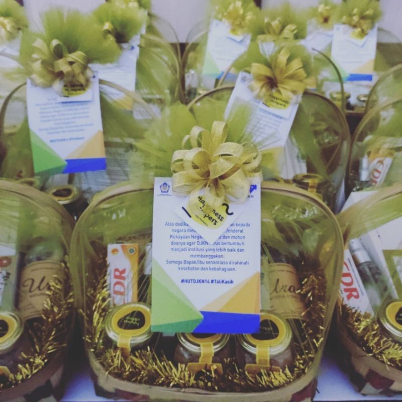 

Eid / Ramadan / Lebaran Bamboo Basket Healthy Hampers - Keranjang Bambu Premium - Madu, Vitamin C, -