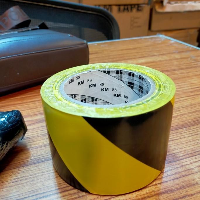 

BARRICADE TAPE YELLOW-BLACK MARKING TAPE LAKBAN GARIS LANTAI 4"INX33M ASLI