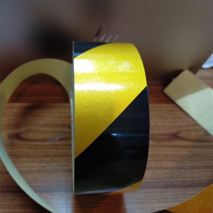 

REFLEKTIF STIKER SCOTLITE LAKBAN STIKER 2"IN X 10.M HITAM-KUNING ASLI