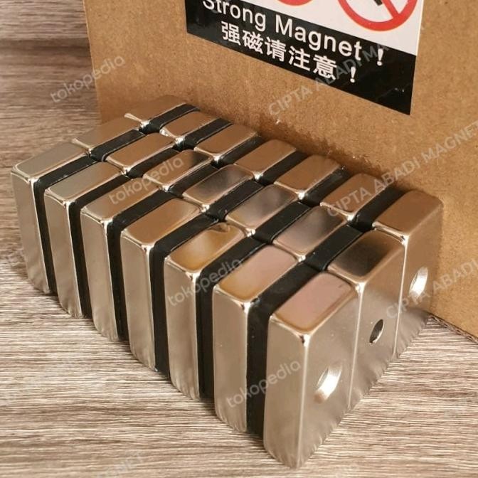 Magnet Neodymium N52 40x20x10mm ( hole 5/10 mm ) / Magnet Block