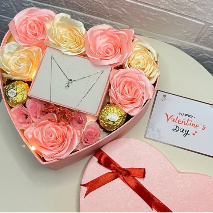 

KADO HADIAH VALENTINE LOVE BOX 2025 BUNGA + CHOCOLATE FERRERO + KALUNG LIONTIN - BLOOMBOX HARI KASIH