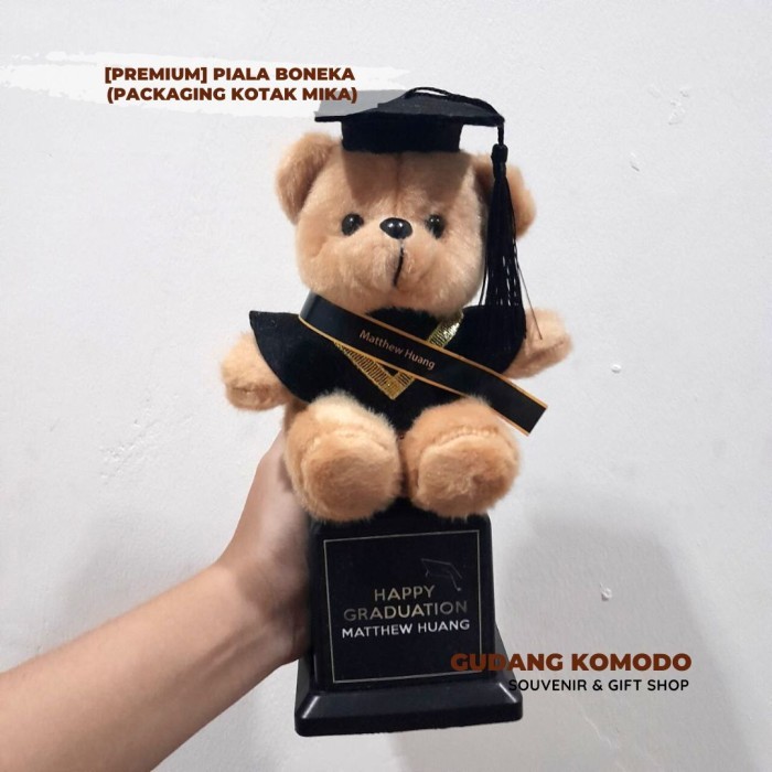 

PREMIUM PIALA BONEKA WISUDA HADIAH KELULUSAN GRADUATION