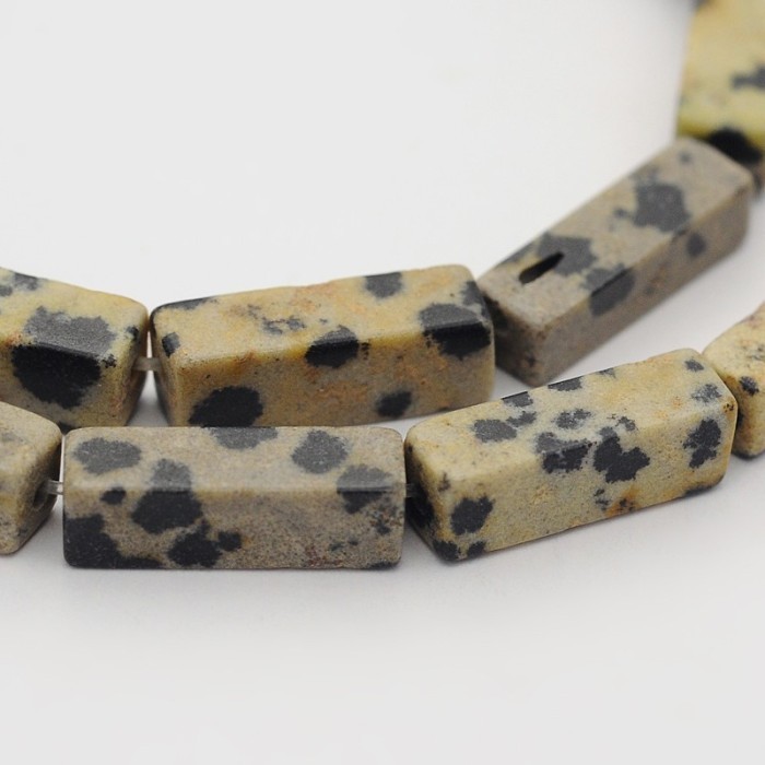 

Terlaris 1 Untai / 31pcs Manik-Manik Jasper Cuboid Dalmatian Natural Ukuran SALE