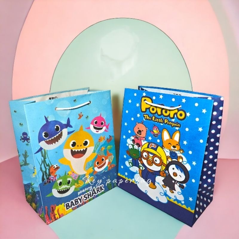

Paper Bag Kuromi, Batman, Pororo, Cars, Avangers, Hello Kitty & Doraemon Premium Uk 20x25 Ulang